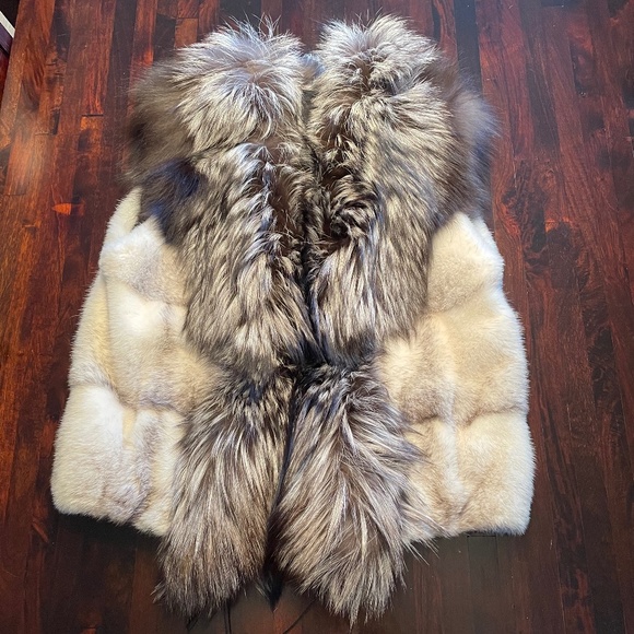 Unique fur vest - Picture 1 of 5